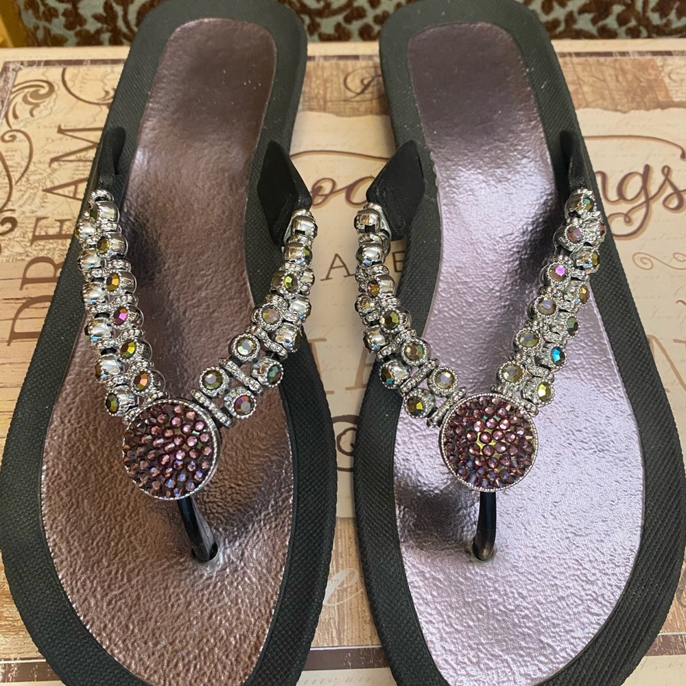Grandes Flip Flop; size 9; multi colored stones